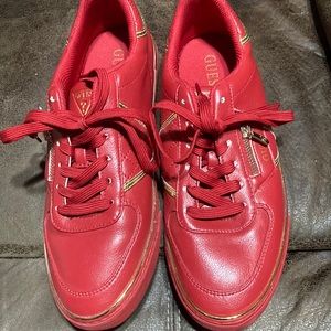 Guess tennis shoes good condition